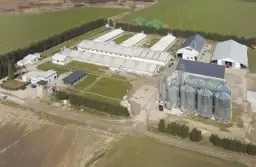 Jaka odległość chlewni od budynku mieszkalnego? Poznaj ważne przepisy