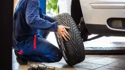 Opony fabryczne Toyota: Wybierz mądrze! OE czy zamiennik?