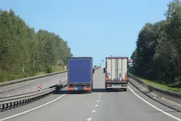 Wyprzedzanie ciężarówek na autostradzie: nowe przepisy i kary