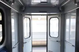 Jak otworzyć drzwi w pociągu Intercity bez problemów i stresu