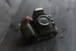 Używana lustrzanka na OLX: Jak kupić bezpiecznie i wybrać model?