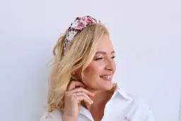 Czy opaski są modne? Odkryj najnowsze trendy i stylizacje