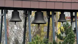 Dlaczego biją dzwony w kościele o 23? Odkryj ich tajemnice i znaczenie