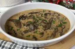 Pyszny sos grzybowy z mrożonych grzybów, kremowy i aromatyczny, posypany natką pietruszki. Idealny do obiadu.
