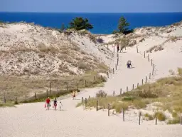 Łeba: Gdzie leży i dlaczego to idealne miejsce na wakacje?