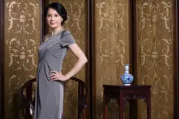 Mama pana młodego: Elegancki strój na wesele syna bez wpadek!