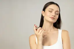 Czym jest projekcja perfum? Zrozum, jak wpływa na Twój zapach