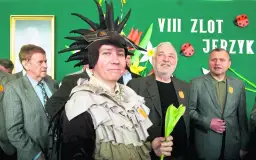 Aktorzy o imieniu Jerzy, jeden w stroju jeża, świętują VIII Zlot Jerzyków.