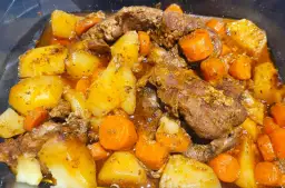 Aromatyczna wieprzowina pieczona w rękawie z warzywami na obiad