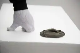 Rękawica na białym styropianie, obok masa szpachlowa. Idealny styropian na podłogę pod wylewkę.