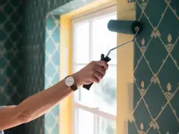 Malowanie tapety: Szybki remont bez zrywania? Sprawdź, jak to zrobić!