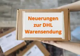 Paket mit Aufschrift "Neuerungen zur DHL Warensendung" wird von Händen gehalten.