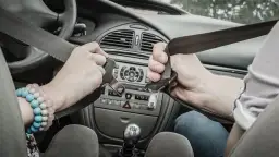 Jak zbudowany jest pas bezpieczeństwa i jak chroni Twoje życie