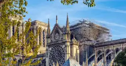 Katedra Notre Dame w Paryżu, symbol religia we Francji, w trakcie odbudowy po pożarze.