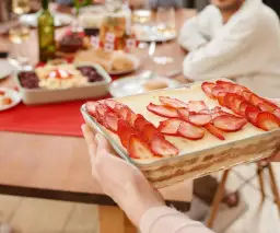 Orzeźwiające tiramisu truskawkowe bez jajek na upalne dni sezonu