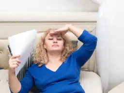 Menopauza w jakim wieku? Poznaj objawy i czynniki wpływające na wiek