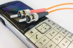 Dwa złącza światłowodowe na klawiaturze telefonu komórkowego.