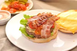 Jak podgrzać hamburgera w piekarniku, aby nie stracił smaku i soczystości