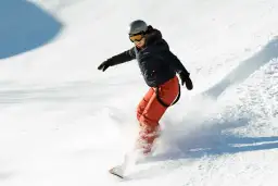Co jest trudniejsze narty czy snowboard? Odkryj, co warto wiedzieć
