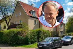 Dom z ogrodem i samochodami. Obok uśmiechnięty Donald Tusk, co sugeruje, czy Tusk mieszka z żoną w tym miejscu.