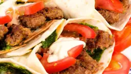 Ile kalorii ma kebab w bułce? Zaskakujące wartości odżywcze!