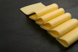 Ile kalorii ma ser gouda? Zaskakujące fakty o jego kaloryczności