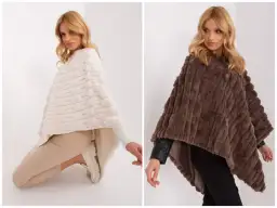 Dwie kobiety prezentują, jak nosić ponczo: jedno w kolorze ecru, drugie brązowe, oba z futerka.