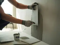 Jak układać kamień dekoracyjny betonowy? Poradnik krok po kroku