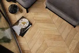 Płytki drewnopodobne czy panele? Ekspert radzi, co wybrać!