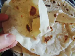 Ciepła tortilla na patelni, lekko przypieczona, gotowa do podania.