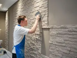 Czy kamień dekoracyjny można kłaść na farbę? Kluczowe przygotowania i ryzyka