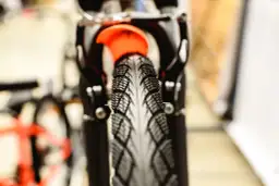 Jak wycentrować koło w rowerze w domu i uniknąć typowych błędów