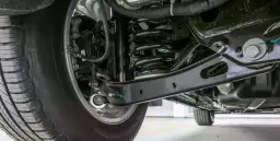 Niesprawne amortyzatory objawy: jak je rozpoznać i uniknąć problemów