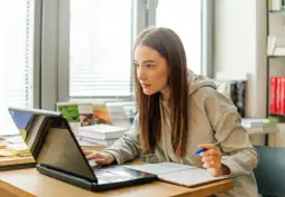 Jak sprawdzić wiarygodność noclegu i uniknąć oszustw przy rezerwacji