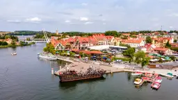 Gdzie zjeść w Mikołajkach? Odkryj najlepsze miejsca na posiłek