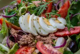 Jaki tuńczyk do sałatki, aby uniknąć niezdrowych wyborów?