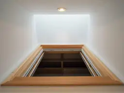 Jak skutecznie zamaskować wejście na strych – proste i praktyczne sposoby