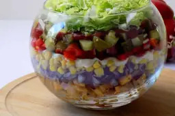 Co potrzeba do sałatki gyros? Odkryj składniki i przepisy na danie