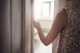 Czemu masz drzwi w pokoju? Zaskakujące powody i konteksty tej frazy