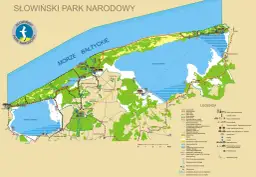 Mapa Słowińskiego Parku Narodowego z zaznaczonymi szlakami, jeziorami, wydmami i miejscowościami.