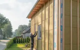 Jak ocieplić drewniany dom? Metody, materiały i błędy | Ekspert radzi