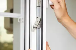 Jak naprawić zablokowane okno? Poradnik krok po kroku Michała Drabika