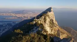 Gdzie leży Gibraltar? Poznaj jego wyjątkowe położenie i znaczenie
