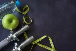 Trening przed czy po śniadaniu? Klucz do spalania tłuszczu i mięśni