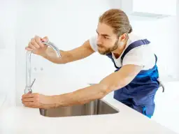 Jak naprawić cieknący kran? Proste kroki, aby uniknąć strat wody