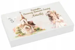 Ilustracja pudełka z motywem komunijnym: dziewczynka w wianku, kościółek i gołąb.