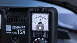 Jak wybrać prostownik do samochodu, który nie zawiedzie w kryzysie