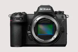 Czarny aparat Nikon z widocznym sensorem i logo Z.