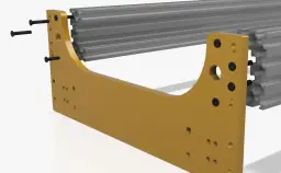 Elementy do budowy prowadnicy do piły stołowej: żółta płyta, szare profile aluminiowe i śruby.