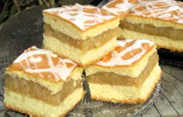 Jabłecznik na biszkopcie ze śmietaną – pyszne ciasto na każdą okazję